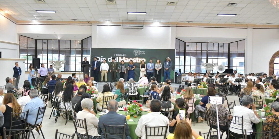 Reconocen trayectoria de maestros de Acuña