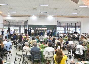 Reconocen trayectoria de maestros de Acuña