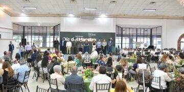 Reconocen trayectoria de maestros de Acuña