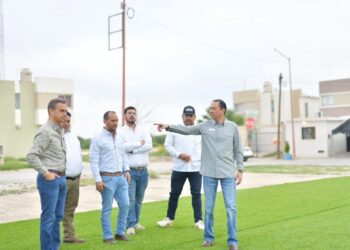 Entrega Emilio de Hoyos rehabilitación de espacio deportivo en colonia Colinas del Valle