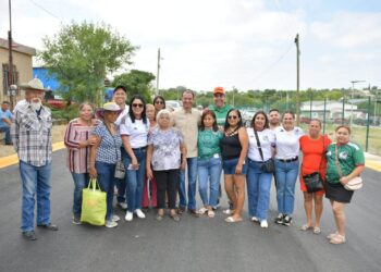 Entrega Emilio de Hoyos pavimentación en Colonia Gámez