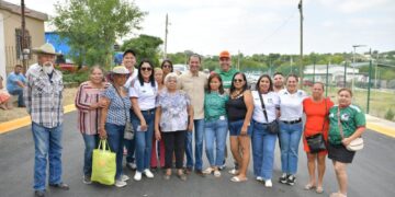 Entrega Emilio de Hoyos pavimentación en Colonia Gámez