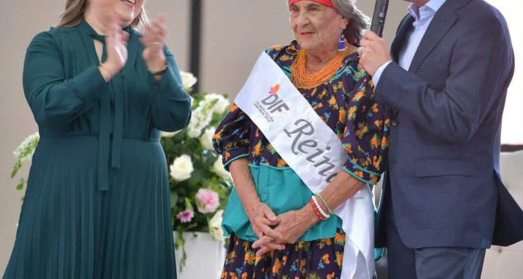 En velada de tradición, sabor y reconocimiento, eligen a Lorena Mtz como reina de personas adultas mayores de Acuña