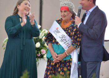 En velada de tradición, sabor y reconocimiento, eligen a Lorena Mtz como reina de personas adultas mayores de Acuña