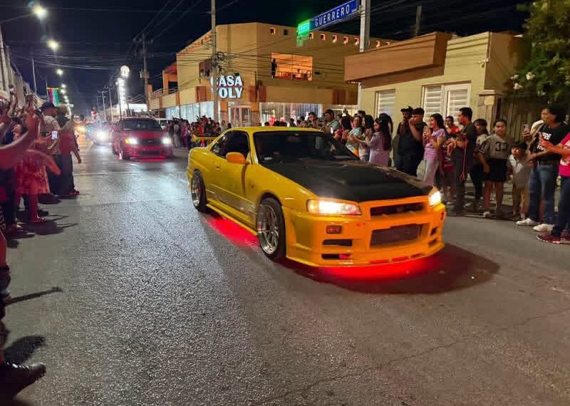 Cientos de personas presencian desfile por 25 aniversario de «Rápidos y Furiosos» en Acuña