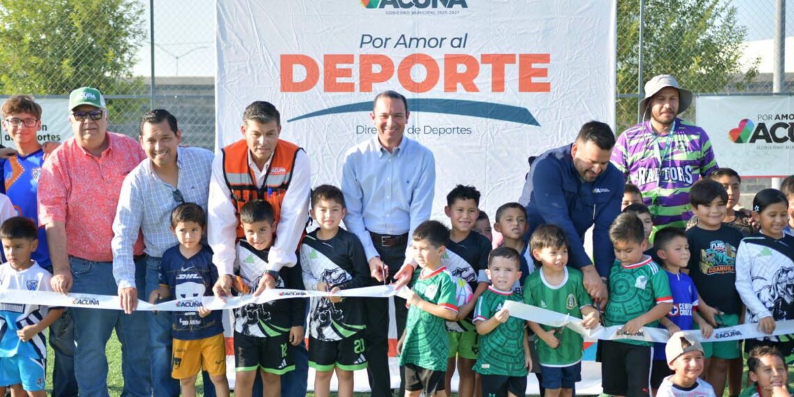 Entrega Emilio de Hoyos cancha de fútbol 5 en polideportivo La Fé de Acuña