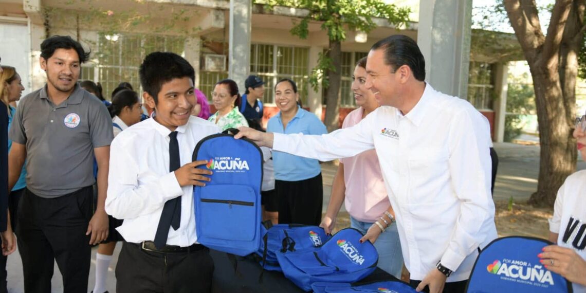 Entrega Emilio de Hoyos mochilas y útiles escolares a alumnos del CAM 21