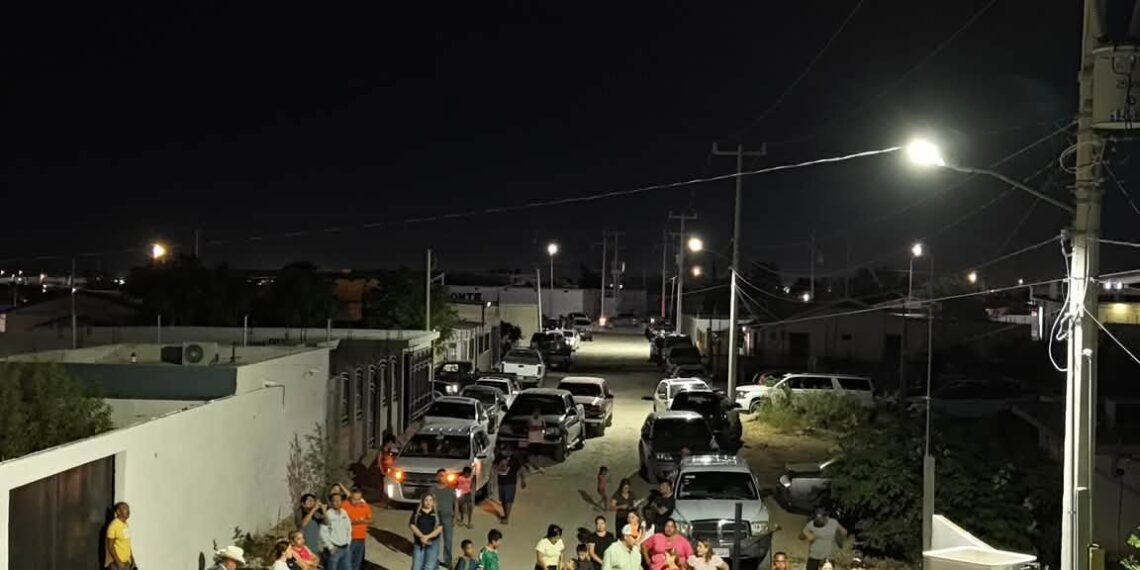 Gobierno de Acuña entrega obra de electrificación a familias de colonia Burócratas