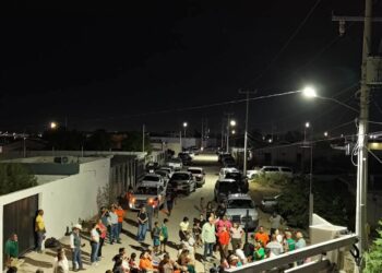 Gobierno de Acuña entrega obra de electrificación a familias de colonia Burócratas