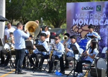 Con homenaje a la profesora Norma Leticia Avendaño, Acuña recibe a la mariposa monarca