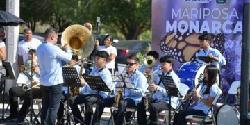 Con homenaje a la profesora Norma Leticia Avendaño, Acuña recibe a la mariposa monarca