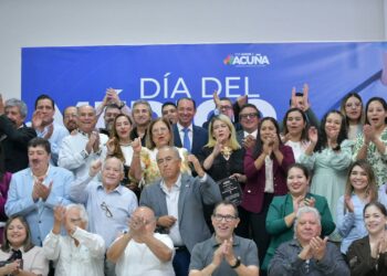 Reconocen trayectoria, entrega y compromiso de profesionales de la salud en Acuña