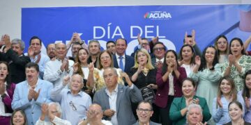Reconocen trayectoria, entrega y compromiso de profesionales de la salud en Acuña